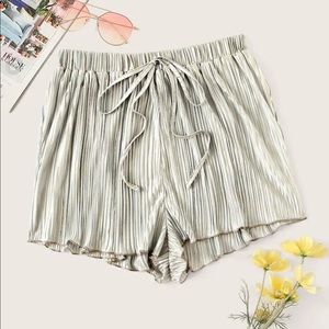 ‫Drawstring Waist Pleated Shorts